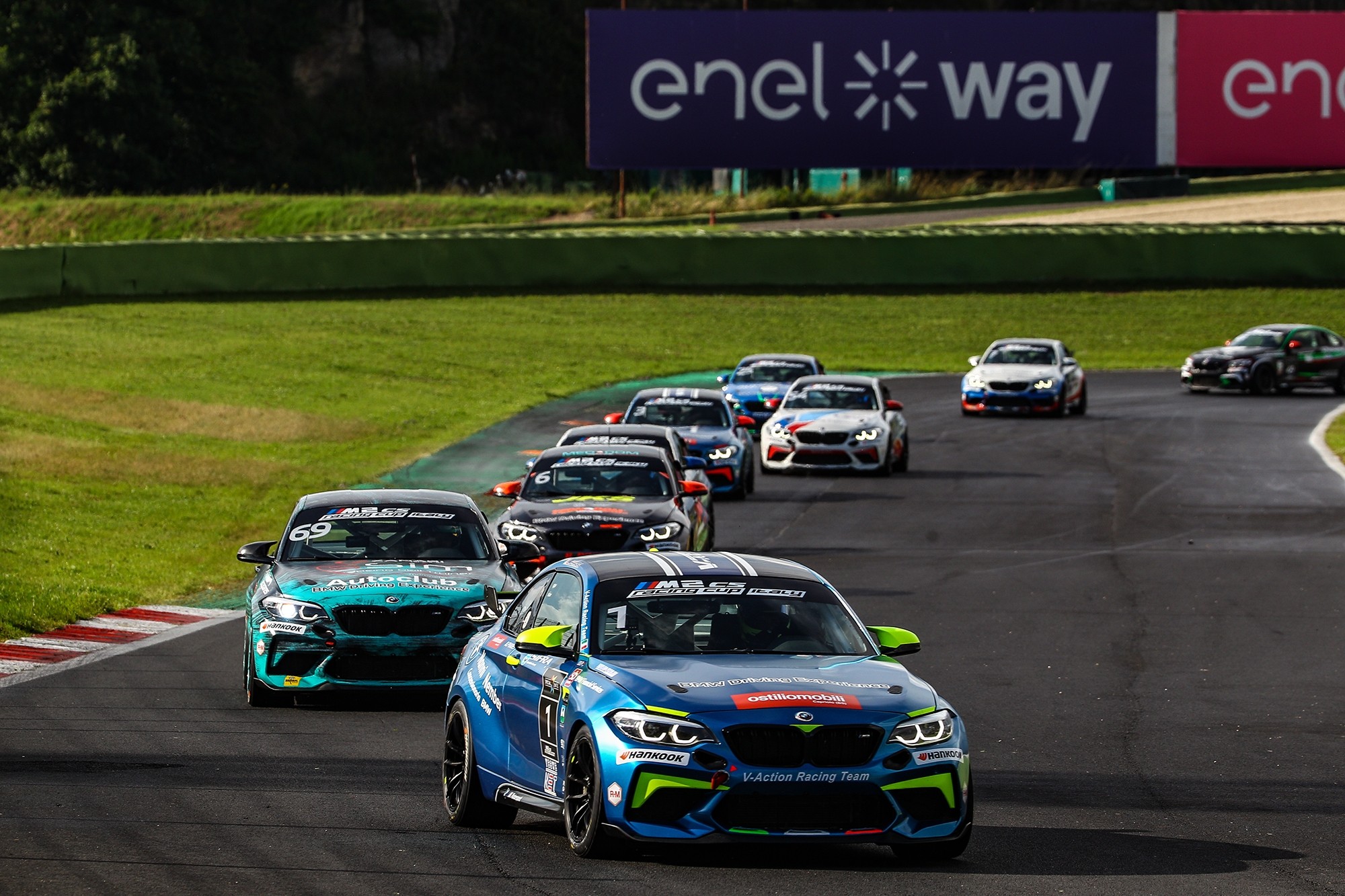 P90509360_lowRes_bmw-m2-cs-racing-cup