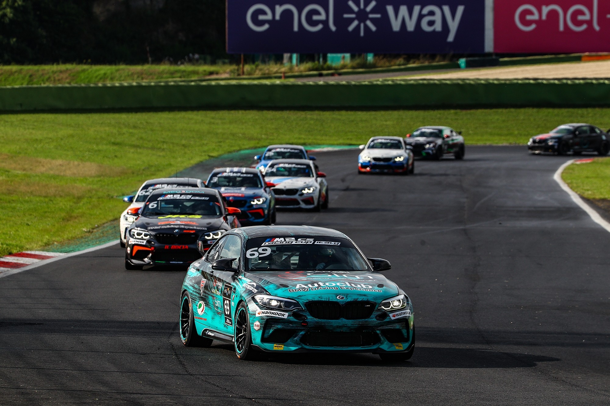 P90509361_lowRes_bmw-m2-cs-racing-cup